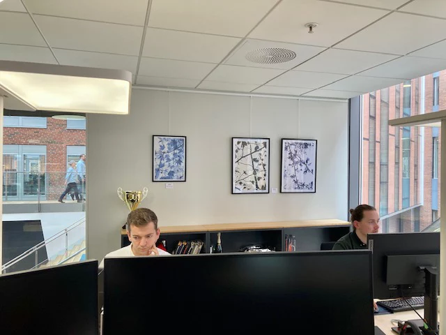 Udstilling-hos-COWI-kunsttryk-på-væg